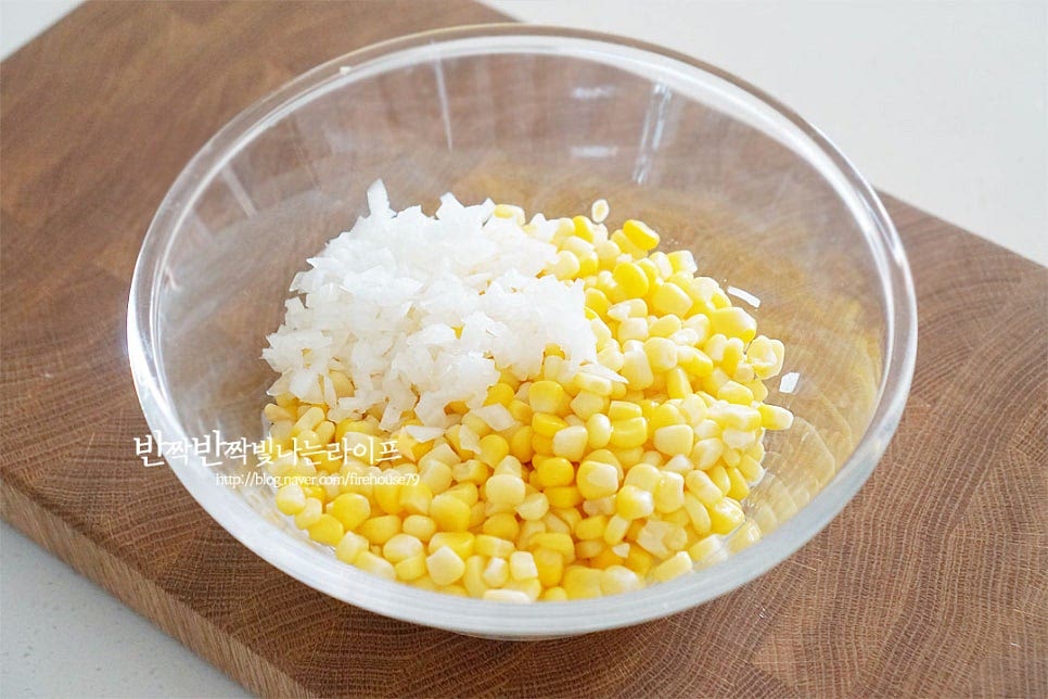 넉넉한 크기의 볼에 수분을 뺀 옥수수 콘과 다진 양파를 넣어줍니다. 에어프라이어로 맛을 내어줄 것인데 프라이팬으로 요리할 때는 버터를 녹인 팬에 두 가지를 넣고 볶아 소스를 버무리고 뚜껑을 덮고 약불로 녹여 만듭니다. 황설탕 1 큰 술, 마요네즈 4 큰 술 후추 약간 넣어줍니다. 설탕이 적당히 들어가야 단맛 감칠맛이 고소한 마요네즈와 잘 어우러진답니다. 마요네즈는 너무 많이 넣으면 되려 물이 생길 수 있습니다. 단맛은 간에 따라 조절하여 주고, 꿀이나 알룰로스로 대체 가능합니다. 설탕 입자가 녹아 어우러지도록 부드럽게 섞어줍니다. 이대로 먹어보아도 고소하게 맛나요.