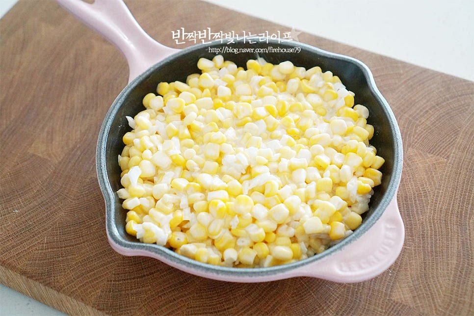 그 위로 양념해둔 콘을 올려줍니다. 그 위로 모차렐라를 골고루 뿌려줍니다. 모차렐라와 함께 녹진한 체더를 추가로 더했어요. 노란 색감이 먹음직스럽기도 하고 더욱 진한 풍미를 더해 깊은 맛을 내어준답니다. 그 위로 파슬리가루도 함께 뿌려 구웠어요. 파슬리가루는 마지막에 뿌려도 좋아요.