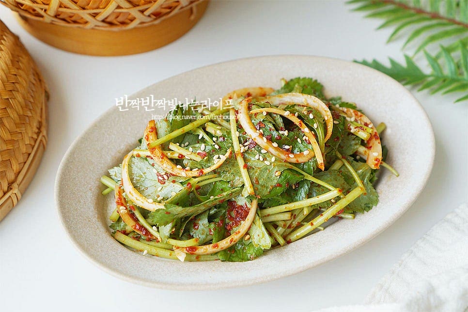 향긋한 향이 가득한 겉절이 완성입니다. 생참나물을 매콤하면서도 새콤달콤하게 버무려 은은하게 퍼지는 향과 맛이 잘 어울립니다. 영상도 같이 담았어요. 양념장에 손질한 재료를 버무리는 간단한 레시피로 아삭한 식감과 개운한 감칠맛에 손이 가요. 봄을 맛볼 수 있는 참나물무침으로 맛있는 요리 만들어드세요. 끄읕 !