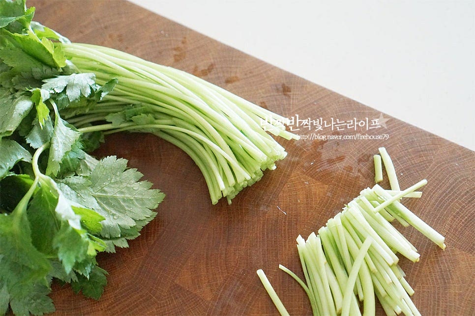 세척한 참나물은 물기를 털어 꼼꼼하게 제거해줍니다. 물이 남아있으면 물이 생겨 숨이 죽기 쉬워요. 물을 털어낸 뒤 줄기 끝부분은 식감이 억세기 때문에 넉넉하게 잘라내어줍니다. 한입에 집어먹기 좋도록 4cm 정도 길이로 잘라줍니다. 양파도 곱게 채를 썰어줍니다. 햇양파가 달큰한게 같이 넣으면 맛있어요. 그 외 사과를 채 썰어 넣어도 좋고요.