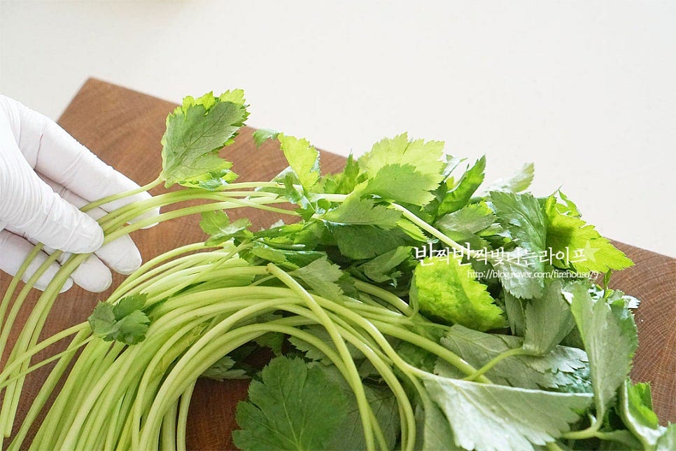 참나물은 특유의 향이 개운하면서도 진하죠. 손질 방법은 간단합니다. 누렇게 시든 잎이나 상태가 좋지 않은 것은 골라내어 갈무리해 줍니다. 넉넉한 크기의 볼에 잠길 정도로 물을 붓고 줄기 부분을 잡고 살살 흔들어주세요. 그럼 잎 사이사이 이물질이 씻겨 나와요. 가볍게 헹군 뒤 다시 물을 붓고 식초 약간 넣어 희석해 준 뒤 전체적으로 5분 담갔다 헹구어줍니다.