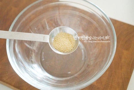 고춧가루 2 큰 술, 황설탕 1/2 큰 술 양조간장 2 큰 술, 간 마늘 1 작은 술 매실액 1 큰 술, 사과식초 1 큰 술 참기름 1 큰 술을 넣어줍니다. 매실액이 산뜻한 단맛을 더해주는데 없다면 설탕으로 대체해 주셔도 좋으며 신맛과 단맛은 입맛에 맞게 조절해주세요. 설탕과 고춧가루가 어우러지도록 섞어줍니다. 그래야 채소와 버무렸을 때 겉돌지 않고 맛있게 어우러집니다.