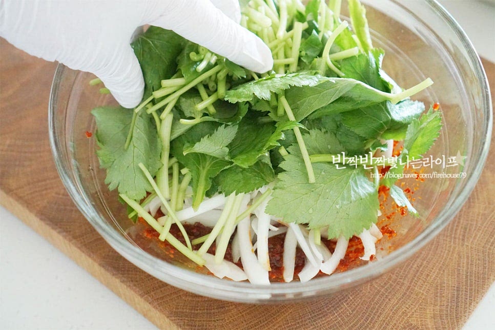 손질해둔 재료를 넣고 버무려줍니다. 위아래로 살짝 흔들어가며 무쳐줍니다. 이때 너무 힘을 주면 물러지거나 풋내가 날 수 있으니 양념이 섞일 수 있도록 버무려줍니다. 고소한 통깨를 뿌려 마무리해요.