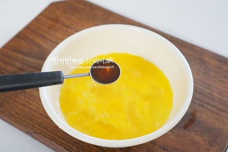 촉촉하고 탱글한 푸딩 같은 식감으로 만들기 위해 계란에 밑간하여 곱게 풀어줍니다. 넉넉한 크기의 볼에 달걀을 깨뜨려 넣고 소금 1/2 작은 술, 참치액 1 작은 술 맛술 1 큰 술을 넣어줍니다. 소금과 참치액을 같이 넣으면 감칠맛 풍미를 더 깊게 낼 수 있어요. 부드러운 식감을 위해 물이나 육수를 넣고 풀어주는데요. 물을 넣는 것보다 멸치 다시마 육수나 다시마를 우린 물을 넣으면 조금 더 깊은 맛을 낼 수 있어요, 육수 180ml 부어줍니다. 소금 입자가 녹아 고르게 어우러지도록 잘 풀어 섞어줍니다. 푸딩 계란찜의 보드라운 식감을 위해 체에 곱게 내려줍니다.