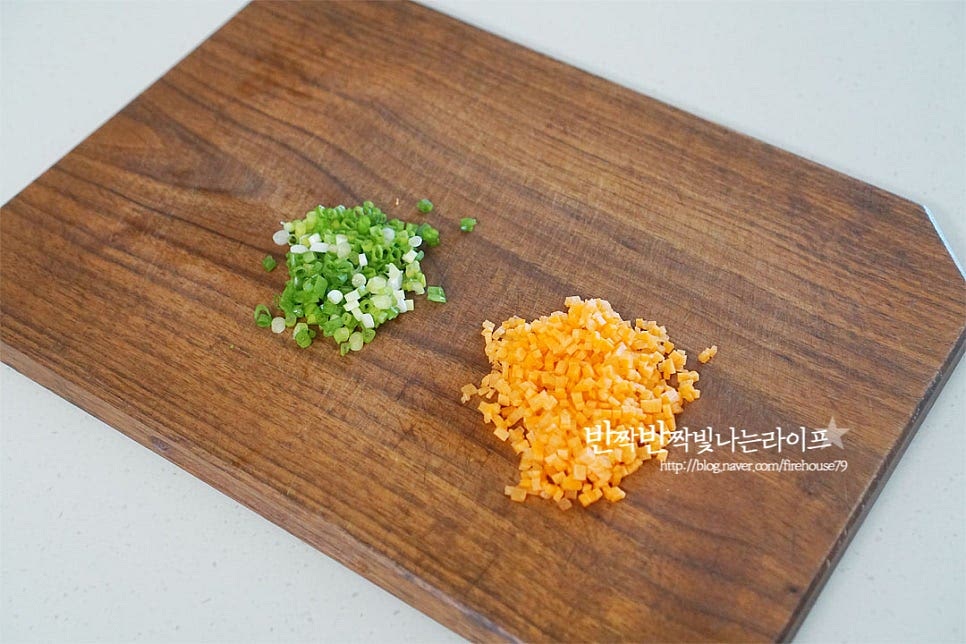곁들일 채소로 쪽파와 당근을 잘게 썰어주었습니다. 잘게 썰어주어야 보들한 식감과 어우러져요. 색감을 살릴 수 있는 부추나 파프리카 등을 넣어주면 먹음직스럽게 만들 수 있어요.