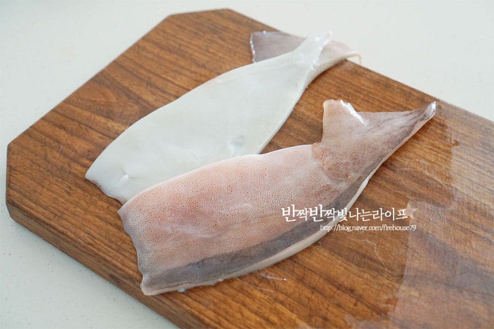 오징어는 손질된 것을 준비했어요. 다리 부분의 빨판을 깨끗하게 씻어준 뒤 몸통은 세로로 길게 반으로 잘라줍니다. 껍질 그대로 넣고 볶아주었는데요. 기호에 따라 키친타월로 껍질은 제거해 주셔도 좋아요. 간이 잘 스며들도록 칼집을 넣어주었어요. 칼집을 넣는 과정은 선택사항이며 파채칼을 활용하시면 보다 간편하게 칼집을 넣을 수 있습니다. 지느러미와 몸통은 분리하여 썰어주시고, 1.5cm 너비로 잘라줍니다. 다리도 길이를 맞추어 썰어주세요. 익으면서 수축되기 때문에 큼직하게 드시고 싶다면 크게 썰어주셔도 되어요. 백종원 오삼불고기 양념 같은 경우 재우는 순서가 포인트인데요. 먹기 좋게 자른 오징어를 넣고 황설탕 1½ 큰 술을 넣어줍니다. 설탕으로 단맛을 먼저 입혀준 뒤 다른 소스 재료를 넣어주면 간이 더 잘 스며들어 맛나답니다. 설탕 입자가 녹을 수 있도록 먼저 버무려 둡니다.