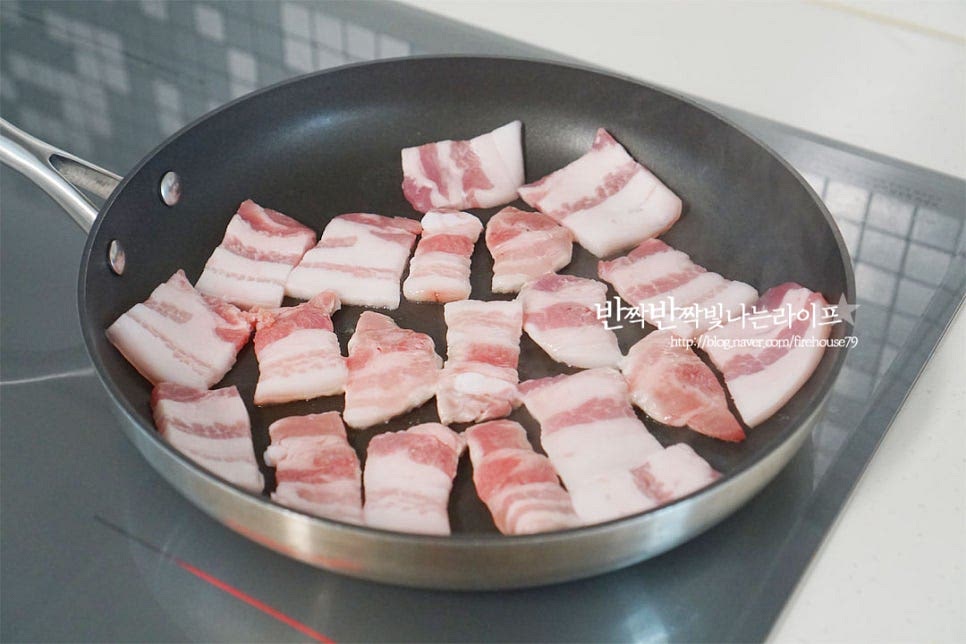 프라이팬에 삼겹살을 올려 중불로 구워줍니다. 고기의 고소한 기름이 충분히 나오도록 노릇노릇하게 구워줍니다. 돼지고기가 노릇하게 구워지면 재워둔 오징어를 가운데 올려 볶아줍니다. 전체적으로 고르게 어우러지도록 볶아줍니다. 두 가지 재료가 익는 시간이 다르고 따로 같이 볶아주면 맛을 더 살릴 수 있습니다. 약불로 구워가며 먹다가 신 김치를 구워 먹거나 밥을 볶아드셔도 잘 어울립니다. 먹기 좋게 완전히 볶은 뒤 그릇에 담아주었는데요. 즉석으로 볶아드셔도 별미이니 상황에 따라 두 가지 방법을 활용하시면 좋을 것 같아요. 남은 소스에 신 김치나 자투리 채소, 김가루, 치즈를 넣고 밥을 볶아드셔도 별미입니다. 영상도 같이 담았어요. 매운맛이 당기는 날 감칠맛 나게 볶아 만들면 딱 좋은데요. 밥도둑이 따로 없어요. 오삼불고기 만드는 법 맛있게 만들어 드세요^^ 끄읕 !