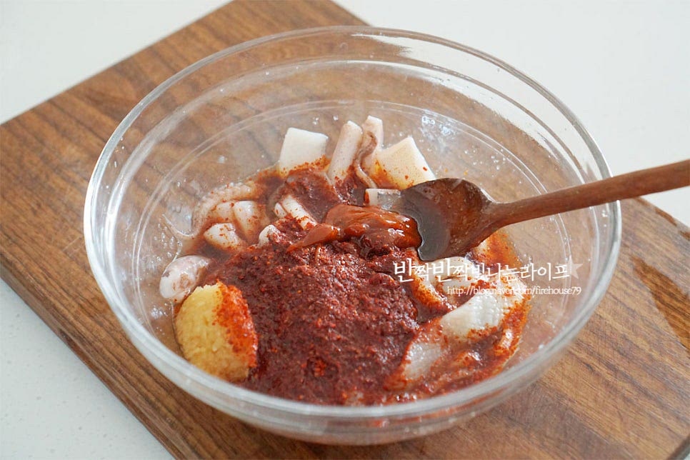 버무려둔 설탕이 녹으면 굵은 고춧가루 2½ 큰 술, 진간장 3 큰 술 맛술 3 큰 술, 간 마늘 1/2 큰 술 고추장 1/2 큰 술 넣어줍니다. 간이 어우러지도록 버무려줍니다. 오징어삼겹살볶음 간은 입맛에 맞게 가감하여 맞추어 주세요. 대파와 고추, 양파, 마늘을 넣어줍니다. 참기름 1 큰 술, 통깨 1/2 큰 술 넣고 버무려 재워줍니다. 고기와 같이 버너에 올려 식탁 위에서 즉석으로 구워드셔도 좋은데요. 손님 초대할 때 즉석으로 요리하면 조금 더 근사하게 드실 수 있습니다.