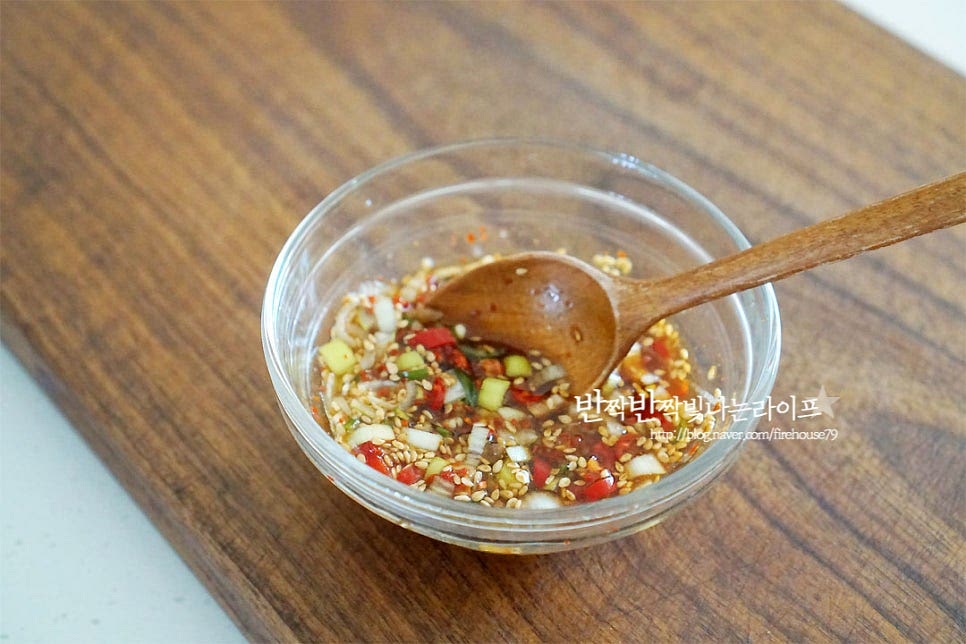 닭칼국수 양념장 만들어요. 진간장 2 큰 술, 국간장 1 작은 술 생수 1 큰 술, 식초 1/2 작은 술 올리고당 1 작은 술, 다진 마늘 1 작은 술 고춧가루 1/2 큰 술, 참기름 1 작은 술 통깨 약간, 다진 대파 1 큰 술 다진 고추 1 큰 술 넣어줍니다. 기호에 따라 양념재료를 가감해 주세요. 소량의 식초가 들어가면 재료의 맛에 감칠맛을 더해주어 약간 넣어주었어요. 많이는 넣지 마셔요~ 면이 불지 않게 그릇에 담아 닭과 부추를 올려주면 밖에서 먹는 것 못지않게 근사하게 드실 수 있어요. 영상도 같이 담았어요. 담백하고 깊은 맛 그대로 드셔도 좋고, 감칠맛을 더해주고 싶을 땐 만들어둔 양념을 넣어 먹음 또 맛깔나게 드실 수 있답니다. 부드럽고 쫄깃한 고기와 담백 깔끔한 진한 국물의 조화 닭 칼국수 맛있게 끓여드세요^^ 끄읕 !