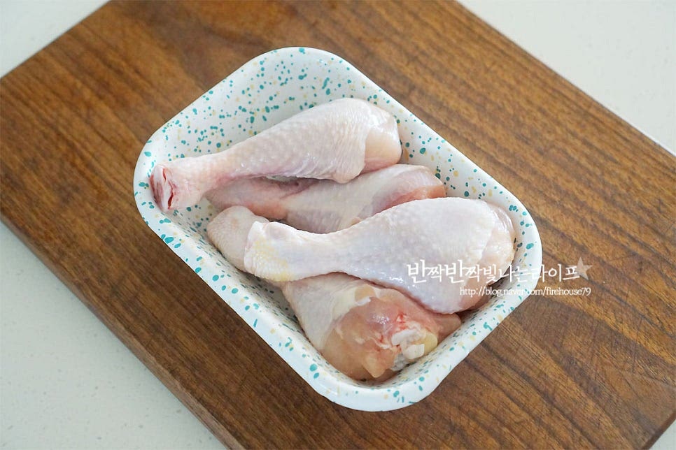 닭 다리를 준비했어요. 간단하게 만들 때는 뼈에 붙은 부위로 육수도 내고 만들면 집에서 손쉽게 만들 수 있어요. 끓는 물에 다리를 넣고 살짝 데쳐준 뒤 찬물에 헹구어 주어요. 곁들일 채소로 부추와 당근을 준비했어요. 부추는 5~6cm로 썰고 당근도 채를 썰어 준비해 줍니다. 그 외 기호에 따라 애호박, 버섯 등 준비해 주시면 되어요.