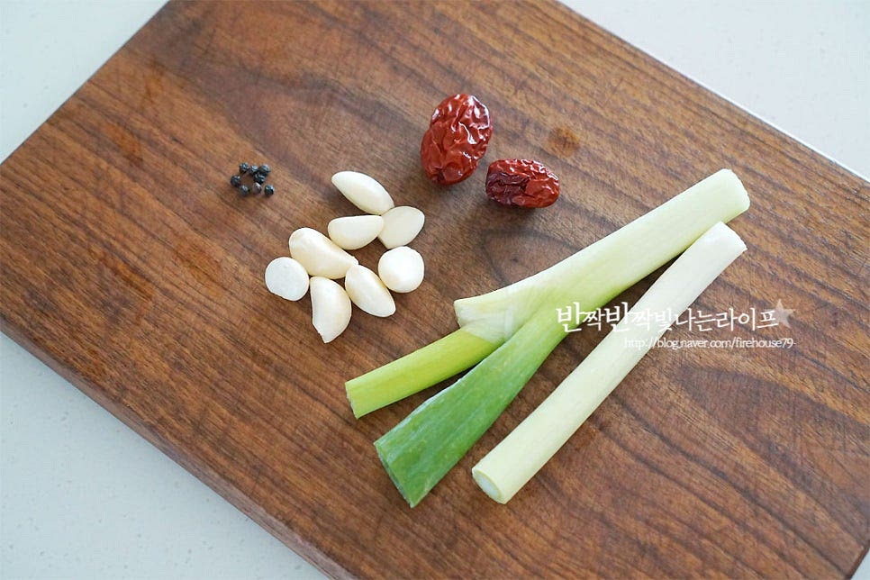 육수를 내어줄 준비를 해요. 잡내를 잡아주고 맛을 더해줄 대파, 마늘, 대추, 통후추를 준비했어요. 대파는 조금 넉넉히 넣어주셔도 좋고, 대추는 생략 가능합니다. 통마늘은 크기가 작아서 몇 개 더 넣어주었어요. 냄비에 물 1.4L 정도 넉넉하게 뭇고 닭과 재료를 넣고 끓여줍니다. 생강 술(청주) 2 큰 술도 같이 넣어주어요. 바글바글 끓으면 중불로 20분 정도 끓여줍니다. 육수가 우러나면 고기는 건져내어 한 김 식혀주고 건더기도 건져내어 줍니다. 닭육수를 면포에 한번 걸러주면 더 깔끔하게 드실 수 있어요. 고기만 발라서 밑간해 주어요. 국간장 1 작은 술, 다진 마늘 1/2 작은 술 넣은 뒤 조물조물해주어요.