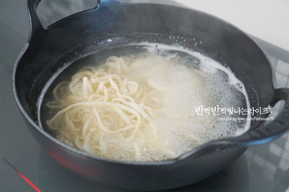 닭육수가 끓으면 면을 넣어줍니다. 칼국수면은 겉에 묻은 밀가루를 가볍게 털어주거나 체에 밭쳐 한번 헹구어 줍니다. 당근도 같이 넣어주고요~ 면과 당근이 절반 정도 익으면 밑간해둔 고기를 넣어줍니다. 한소끔 끓여준 뒤 부족한 간은 소금으로 해줍니다. 마지막에 부추도 곁들여 주어요.