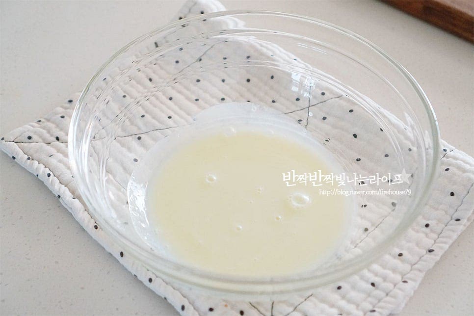 2:1 비율로 꾸덕꾸덕하게 준비해 보았어요. 조금 더 부드러움을 더해주고 싶다면 양을 조절해 주시면 됩니다. 연유는 재료와 잘 어우러질 수 있도록 전자레인지 20~30초 정도 데워 냉기를 빼 준비했습니다.