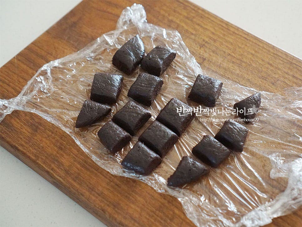 1시간 뒤 모양이 잡히면 한입에 먹기 좋은 크기로 썰어줍니다. 동글동글 새알 모양으로 빚어줍니다. 비닐팩에 초코파우더를 넣고 마무리용 파우더를 입혀줍니다. 초코 말고 슈가파우더나 말차나 딸기 파우더 등 다양하게 곁들여주셔도 좋아요. 수제초콜릿 만들기 두 가지 재료로 초간단하게 만들 수 있죠. 동글동글한 모양으로 만들어도 좋고, 네모나 하트 모양으로 만드셔도 좋고요. 커버춰를 녹이거나 생크림을 섞는 등 다소 어렵게 느껴질 수 있는 과정이 없어 누구나 쉽게 만들 수 있답니다. 영상도 같이 담았어요. 한입 베어 물면 진하게 어우러지는 맛이 달달하게 당충전 된답니다. 연유초콜릿 만들기 맛있게 만들어 선물하세요^^ 끄읕 !