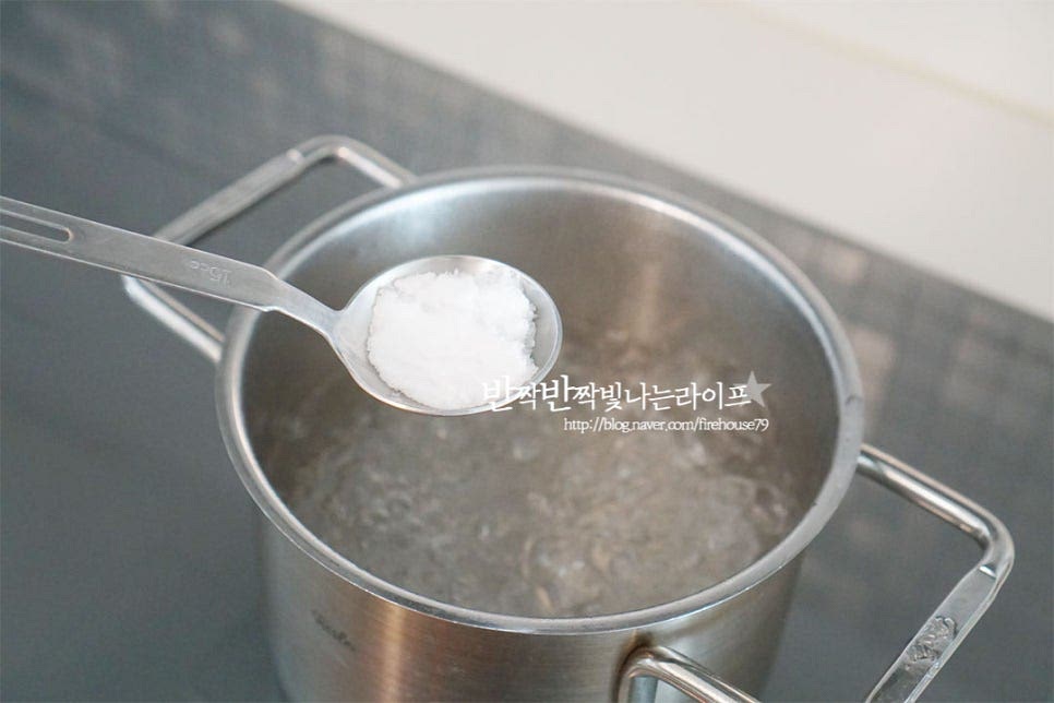 냄비에 물 1L를 넣고 팔팔 끓으면 소금 10g을 넣어줍니다. 넓적하여 투움바 소스와 잘 어울리는 페투치네면을 준비했어요. 파스타면 종류는 다양하게 곁들여 주세요. 1인분 기준 90~100g 준비해 주시면 됩니다. 면을 펼쳐 넣고 익힘 정도는 기호에 맞게 삶아주세요. 완전히 익히기 보다 1분 정도 덜 삶아준 뒤 나중에 소스와 볶아주시면 면이 양념을 흡수하여 식감이 더 좋아요. 면은 삶은 뒤 헹구지 않고 그대로 체에 밭쳐 물기를 제거해 주시면 됩니다.