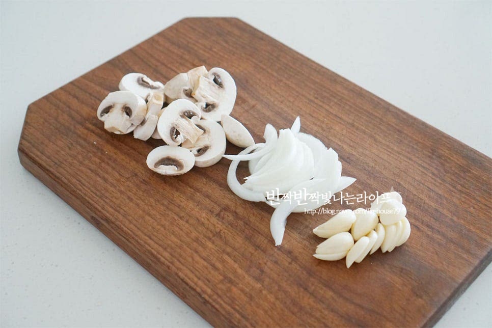 양송이버섯은 큼직하게 슬라이스하여 주고, 양파는 채 썰고, 마늘은 편으로 썰어줍니다. 파르메산 치즈 블록을 미리 갈아두고, 베이컨도 먹기 좋게 썰어줍니다. 기본적으로 양송이+새우는 꼭 들어가야 맛있고 베이컨은 기호에 따라 생략 가능해요.