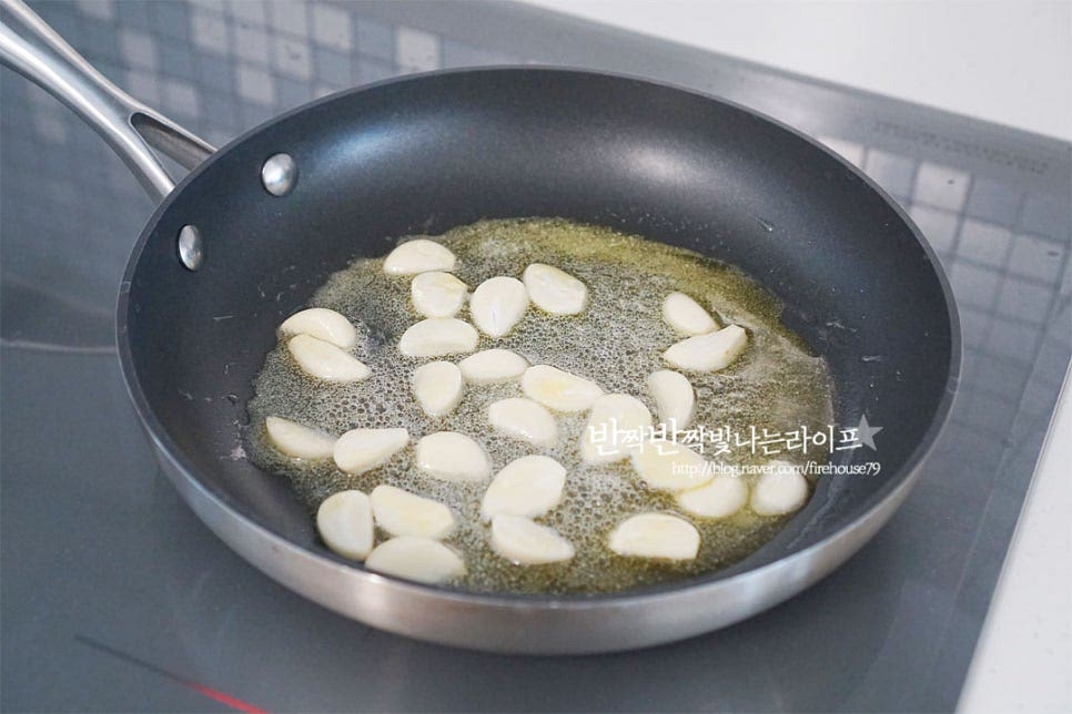 달군 팬에 올리브오일 2 큰 술, 무염버터 1 큰 술 녹여 마늘을 먼저 볶아줍니다. 마늘 풍미가 올라오면 베이컨과 양파를 넣고 같이 볶아요. 양파가 투명 빛을 띠기 시작하면 새우를 넣어줍니다. 양송이버섯도 넣고 익혀줍니다. 새우가 익으면 만들어둔 소스베이스를 넣어요. 재료와 어우러지게 섞은 뒤 끓어오르면 삶은 면 넣어줍니다. 갈아놓은 치즈도 넣어 주어요. 간을 보고 부족하다면 소금, 후추로 간을 맞추어 주고 불을 끄고 1분 정도 두어 면이 양념을 흡수할 수 있도록 해줍니다. 먹기 좋게 그릇에 담아줍니다. 고소한 진한 감칠맛에 매콤함이 더해져 특별하게 맛볼 수 있어요. 직접 만들어 먹음 새우나 버섯을 듬뿍 넣어 먹을 수 있어 더 매력적인데요. 일단 소스가 파는 것 못지않게 맛깔나요. 영상도 같이 담았어요. 면과 잘 어우러짐은 물론 새우와 버섯의 식감과 맛조합도 좋아요. 맛나고 추억까지 떠오르는 맛이랍니다. 투움바파스타 만들기 맛있게 만들어 드세요^^ 끄읕 !