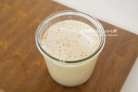 우유를 붓고 섞은 뒤 냉장실에서 4~24시간 냉침 숙성하여 줍니다. 냉침 하는 시간에 따라 깊이의 차이가 있습니다. 전날 밤에 미리 만들어두었다가 다음날 꺼내면 색도 곱고 향도 좋아요. 티백이 아닌 찻잎을 우렸기 때문에 고운 망에 걸러낸 뒤 마시면 됩니다. 냉침밀크티는 차가운 상태라 그대로 찻잎만 걸러서 마시면 됩니다. 부드럽고 진한 맛과 얼그레이 향, 은은한 단맛이 조화롭게 어우러져요. 영상도 같이 담았어요. 홍차와 우유를 섞은 밀크티 만들기는 끓여서 우리는 방식이 아닌 냉침으로 만드는법으로 찻잎을 우린 뒤 설탕으로 단맛을 더하고 우유를 부어 냉장 숙성하면 완성입니다. 얼그레이 밀크티 만드는법 깊고 풍부한 향미와 은은한 단맛을 살려 맛있는 홈카페를 즐겨보세요. 끄읕 !