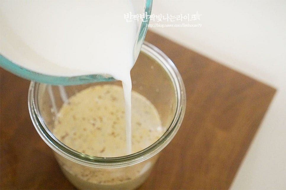 우유 410ml를 부어줍니다. 가볍게 저어 섞어줍니다.