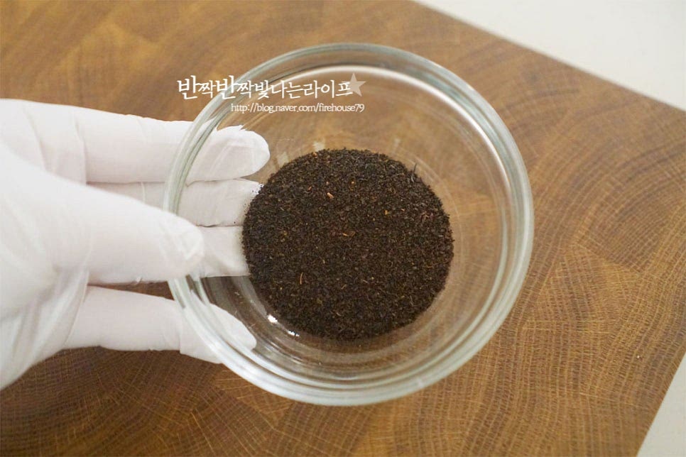 밀크티를 만들 때 기본적으로 많이 마시는 종류가 얼그레이나 아삼인데요. 오늘은 얼그레이 티백의 찻잎만 걸러 냉침 방법으로 만들어주었는데 두 가지 종류의 홍차를 블렌딩하여 만들어도 좋습니다. 티백 그대로 우리는 것보다 잎을 넣고 만들면 깊은 향미를 맛볼 수 있어요. 냉장고에 넣고 냉침 숙성해 줄 것이라 밀폐가 가능한 용기에 만들면 보다 간편해요. 유리병에 얼그레이를 먼저 넣어줍니다. 향긋함이 진하게 느껴집니다. 냄비에 물을 붓고 끓어오르려고 하면 불을 끕니다. 데운 물 40ml를 찻잎에 부어줍니다. 진하게 우려줄 것이라 물을 넉넉하게 붓지 않고 찻잎이 물에 적셔질 정도로 전체적으로 촉촉한 느낌으로 물을 부어주세요. 흥건하게 잠기고 남을 정도가 아닙니다. 2~3분 우려줍니다.