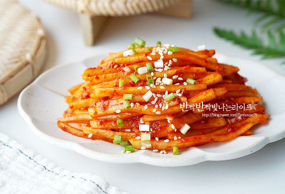 무쳐서 바로 먹어도 좋고 하루 정도 냉장고에 넣고 숙성해서 먹어도 맛있습니다. 누구나 쉽고 실패 없이 만들 수 있는 새콤달콤한 아삭함이 가을철 별미가 따로 없습니다. 곁들이기 좋은 레시피로 계란후라이에 참기름, 고추장 약간 넣고 무생채비빔밥이나 국수, 수육 김치로 먹어도 좋습니다. 간단한 양념비율만 알면 후다닥 만들 수 있는 무생채만드는법으로 가을 무가 한창 맛있어질 때 무요리로 생채 만들어먹기 딱입니다. 레시피 참고해서 맛있게 만들어드세요. 끄읕 !