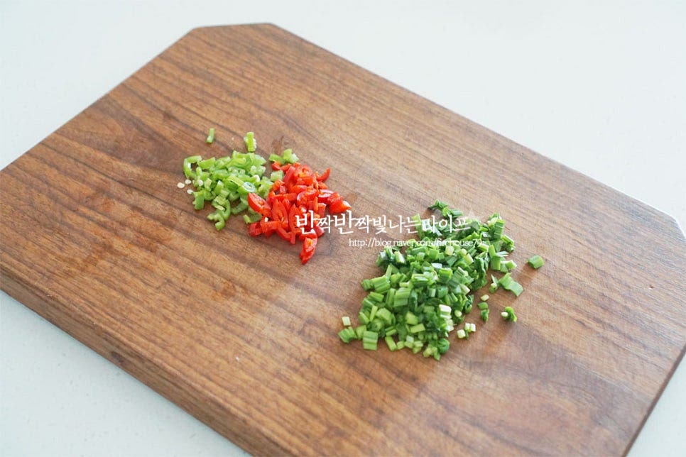 도토리묵 양념장을 만들어요. 소스에 들어가는 채소는 부추와 고추를 준비하여 잘게 썰어주었어요. 그 외 대파, 쪽파, 양파 등 냉장고 사정에 따라 채소를 넣어주시면 됩니다. 부추가 들어가면 향긋하게 잘 어울려요. 양조간장 3 큰 술, 국간장 2/3 큰 술 매실액 1/2 큰 술, 고춧가루 2/3 큰 술 다진 마늘 1/2 큰 술, 참기름 1 큰 술 올리고당 약간, 통깨 약간 잘게 썬 채소를 넣어줍니다. 국간장과 양조간장을 섞어 넣으면 감칠맛이 더 깊습니다. 간에 따라 양념재료를 가감해 주세요. 그릇에 먹음직스럽게 담아 양념을 곁들여내면 완성입니다. 영상도 같이 담았어요. 정성이 들어가 더 맛이 좋은 도토리묵 만들기 물 비율에 맞추어 천천히 끓여주시기만 하면 탱글탱글 찰기 있는 식감과 고소한 풍미를 진하게 맛보실 수 있습니다. 맛있게 만들어 드세요^^ 끄읕 !