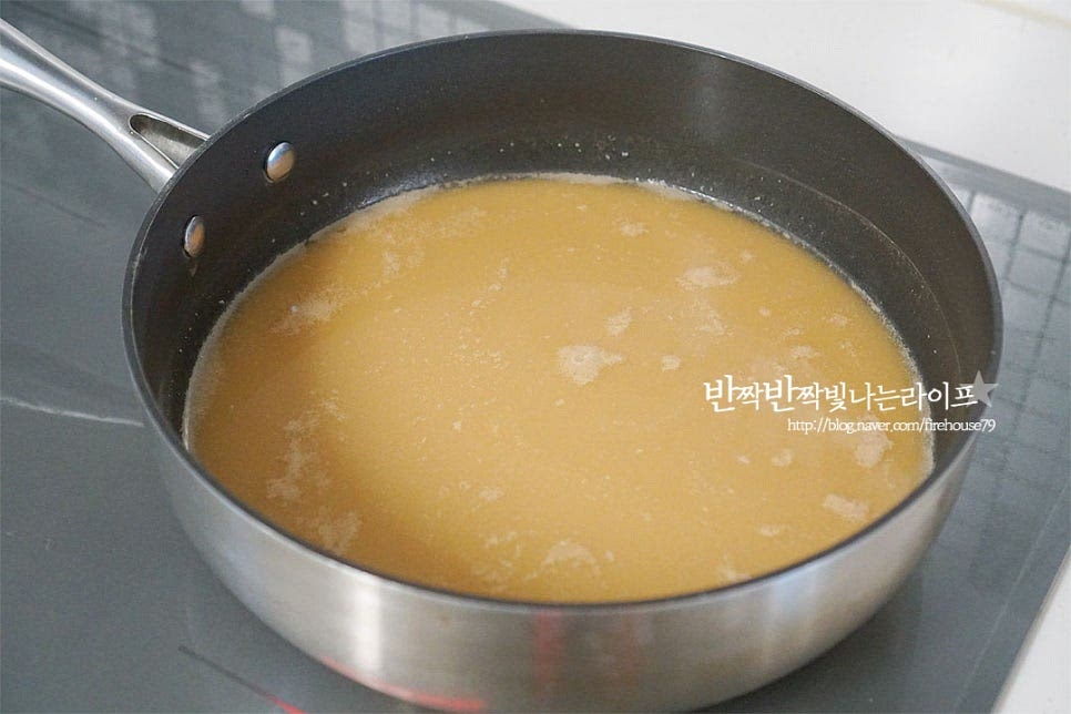 섞은 재료를 불 위에 올리고 중간 센 불로 저어가며 끓여줍니다. 깊이감 있는 냄비에 끓여주시는 게 좋아요. 한 방향으로 저어가며 섞어주시고 한순간이 열이 전달되면서 응고되기 시작하니 불 앞에서 내내 저어주셔야 합니다. 어느 순간 카라멜색이 짙어지면서 농도가 걸쭉해지기 시작합니다. 그럼 약불로 줄여 계속 저어줍니다. 보글보글 끓으면 소금 1/3 작은 술 참기름 또는 들기름 1 큰 술 넣어줍니다. 약간의 간을 해주고 참기름을 넣어주면 간이 되고 윤기도 난답니다. 약불에서 계속 저어가며 15~20분 정도 뭉근히 끓여줍니다. 약불로 천천히 수분을 날려주셔야 찰기가 생기고 식감이 탱글탱글해요. 끓인 뒤 뚜껑을 덮어 5분 정도 뜸을 들이고 사각용기에 담아 굳혀줍니다. 용기에 물을 바르거나 참기름을 발라주셔야 굳었을 때 쉽게 분리가 됩니다. 한 김 식으면 겉이 마르지 않도록 뚜껑을 덮고 반나절 정도 굳혀줍니다. 저는 전날 만들어 다음날 아침에 꺼내었습니다. 탱탱하게 잘 굳어져있어요~ 찰기 있게 잘 굳었으면 먹기 좋게 잘라줍니다. 저는 묵칼로 모양을 내어 썰어주었어요. 그럼 양념과 더 잘 어울린답니다^^