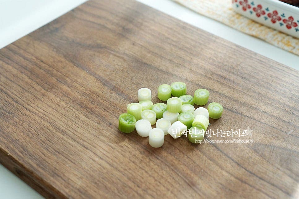 대파는 송송 썰어 줍니다. 파향을 더해주고 싶어 같이 넣어주었는데요. 통마늘이나 버섯 같은 다른 재료를 곁들여도 좋아요. 냉동문어요리 전에 해동을 해줍니다. 자연해동을 해주거나 밀폐용기나 지퍼백에 담아 찬물에 담가두면 금방 녹아요. 완전히 해동되었을 때보다 약간 살얼음 상태가 손질하기 더 편하답니다. 한입에 먹기 좋게 슬라이스해줍니다.