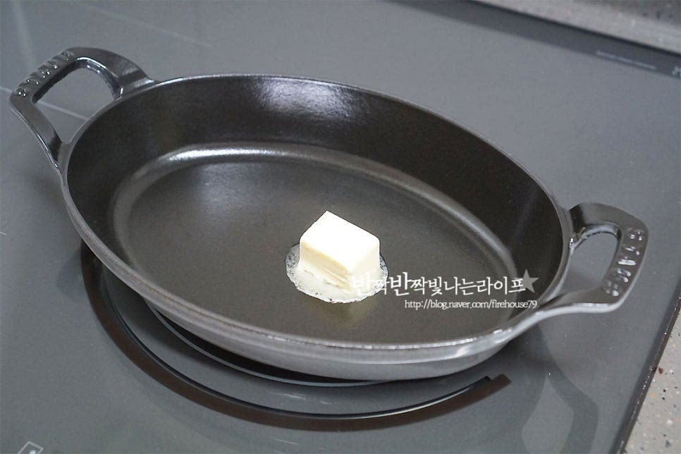 달군 팬에 버터 20g을 넣어줍니다. 버터가 녹으면 대파를 먼저 볶아 향을 내어줍니다. 썰어둔 자숙문어를 넣고 같이 볶아주어요. 이미 익은 상태라 버터 풍미를 입혀주는 느낌으로 볶아주고, 간을 본 뒤 소금, 후추 약간 뿌려줍니다. 홍고추를 넣고 마무리해요. 매운맛을 좋아한다면 청양고추도 잘 어울린답니다^^ 자숙문어요리 만들기 정말 쉽죠~ 뜨거울 때 바로 그릇에 담아줍니다. 하나둘 먹다 보면 자꾸만 손이 가는 매력이 있어요. 고소하면서도 씹을수록 감칠맛이 깊은 게 식감부터 맛깔난답니다~ 요리 영상을 같이 보시면 보다 쉽게 만들기 좋답니다^^ 탱글탱글 쫄깃한 식감과 버터 향 가득 품은 맛은 간단하게 만들어 먹기도 좋고 #문어요리 레시피 활용하기도 좋아요. 냉동문어요리로 문어버터구이 어떠세요. 소분해둔 다리 꺼내어 간단하면서도 손이 가는 간식 겸 술안주로 딱이랍니다. 맛있게 만들어 드세요^^ 끄읕 !