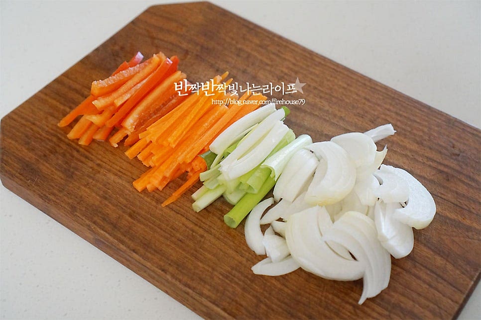 채소와 버섯도 채를 썰어 준비해 줍니다. 파프리카는 심지를 제거한 뒤 채를 썰어주고, 양파, 당근과 대파도 길이 밸런스를 맞추어 채 썰어주어요. 잡채 재료는 고기(소, 돼지)와 함께 어묵, 야채와 버섯이 들어가는데요. 제가 알려드리는 것 이외에 쪽파, 시금치, 목이, 느타리 등 기호에 따라 다채롭게 넣어주면 더 푸짐하고 맛이 좋습니다. 사각어묵은 얇게 채를 썰어주면 식감과 감칠맛이 잘 어우러집니다. 표고버섯은 밑동을 잘라 슬라이스해요. 다양하게 넣어주시면 쫄깃한 게 식감이 좋습니다. 부추는 흐르는 물에 씻어 물기를 털고 다른 재료와 길이를 맞추어 썰어요. 숨이 금방 죽어 마지막에 넣어줄 것이라 따로 그릇에 담아줍니다. 넷, 달군 팬에 식용유 약간 두르고 양파, 대파를 먼저 볶아 달큰한 향을 내어줍니다. 풍미가 느껴지면 당근, 파프리카를 넣고 소금 약간 넣어 간을 하여 볶아줍니다. 정석 레시피대로 만들면 각각 따로 볶아주셔야 하지만 많은 양을 만드시는 게 아니라면 채소와 버섯+고기+어묵으로 나누어 볶아주시면 간단 잡채를 만드실 수 있어요. 볶은 야채는 볼에 담아두고, 팬에 재워둔 고기를 올려 익혀줍니다. 겉면이 익으면 버섯과 어묵을 넣고 볶아 익혀줍니다.