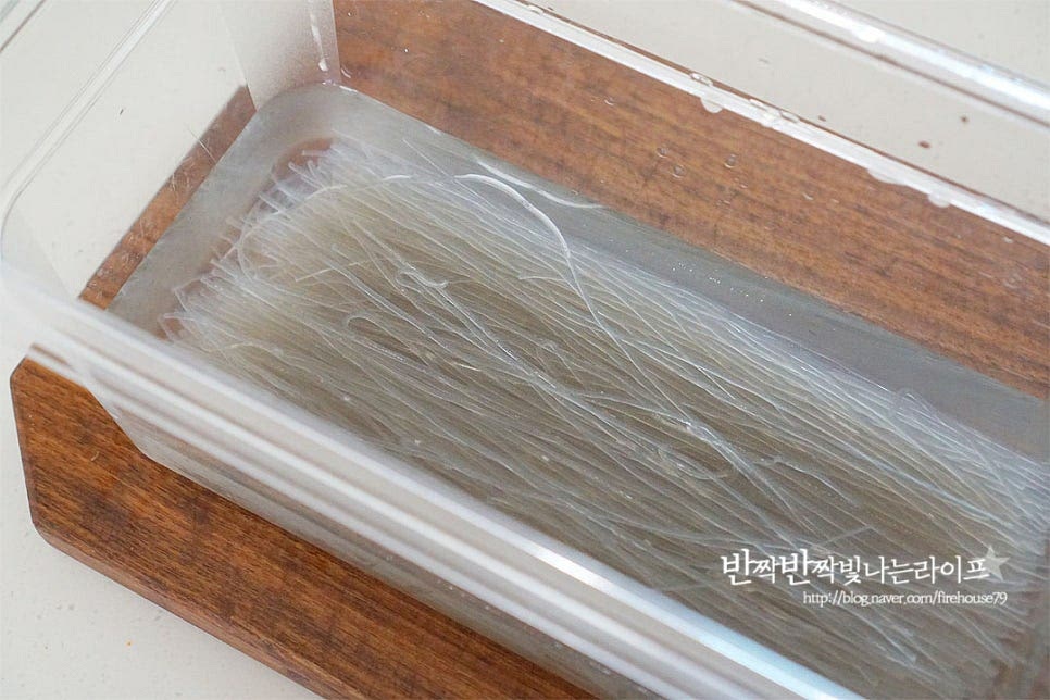 건당면은 찬물에 담가 불려줍니다. 흐르는 물에 가볍게 헹구어 준 뒤 잠길 정도로 물을 부어 30분 정도 불려줍니다. 불려서 만져보았을 때 휘어지는 정도면 됩니다. 뜨거울 물에 불리게 되면 면이 퍼질 수 있으니 정수물 또는 찬물에 불려주세요.