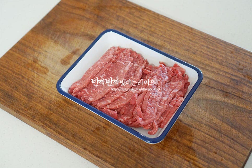 고기잡채에 소고기를 넣어 만들었는데 돼지도 좋습니다. 면이 길기 때문에 채를 썬 것을 준비해 주면 되어요. 키친타월로 핏물을 제거해 줍니다. 진간장 1 큰 술, 맛술 1/2 큰 술 황설탕 1/2 큰 술, 간 마늘 1 작은 술 참기름 1 큰 술, 후추 약간 넣고 조물조물 간이 배도록 버무려줍니다.