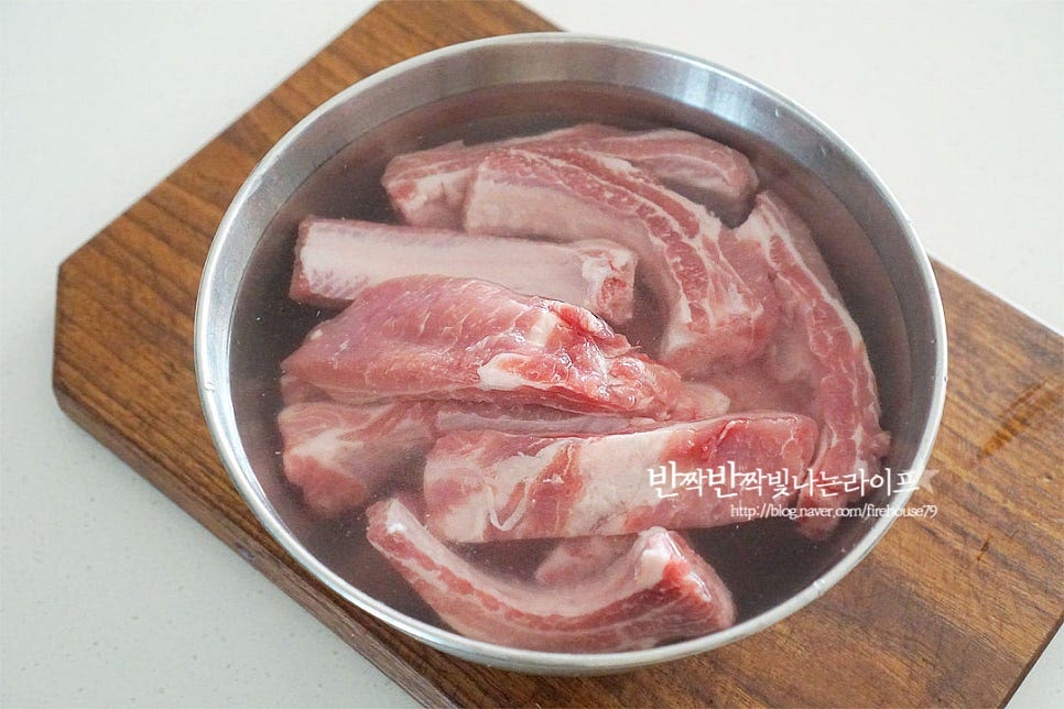 등갈비는 흐르는 물에 가볍게 헹군 뒤 찬물에 30분 정도 담가 핏물을 빼줍니다. 중간에 두 번 물을 갈아주었습니다. 냄비에 물 1.2L 정도 붓고 된장 2/3 큰 술, 월계수잎 1장 통후추 8알, 대파 파란 부분 생강술(청주) 2 큰 술을 넣어줍니다. 된장을 넣고 고기를 삶아 잡내를 잡아줄 것이에요. 삶는 물이 팔팔 끓으면 핏물을 제거한 등갈비를 넣어주어요. 팔팔 끓는 물에 넣고 삶아 육즙을 살려주어요. 뼈 부분을 눌러보았을 때 핏물이 나오지 않을 정도로 삶아주었습니다. 10분 삶아주었어요. 흐르는 찬물로 헹구어 불순물을 제거해 준 뒤 체에 밭쳐 물기를 털어줍니다.