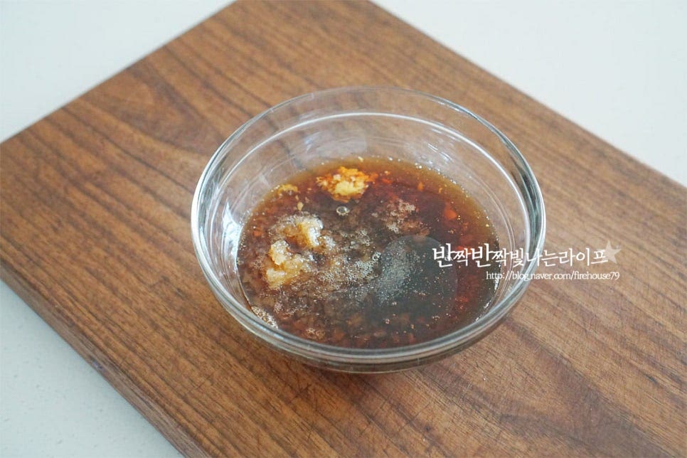 간장등갈비찜 양념을 준비해요. 간장 8 큰 술, 맛술 4 큰 술 흑설탕 3 큰 술, 올리고당 3 큰 술 간 마늘 1½ 큰 술, 간 생강 1/3 작은 술 잘게 썬 대파 2 큰 술, 참기름 1 큰 술 후추 약간 넣어줍니다. 진한 색을 내기 위해 흑설탕을 넣어주었는데요. 당도에 따라 올리고당량을 조절하여 단맛을 맞추어 주세요. 백설탕 보다 덜 단 흑설탕을 넣어서 조금 더 넉넉히 넣어주었어요.