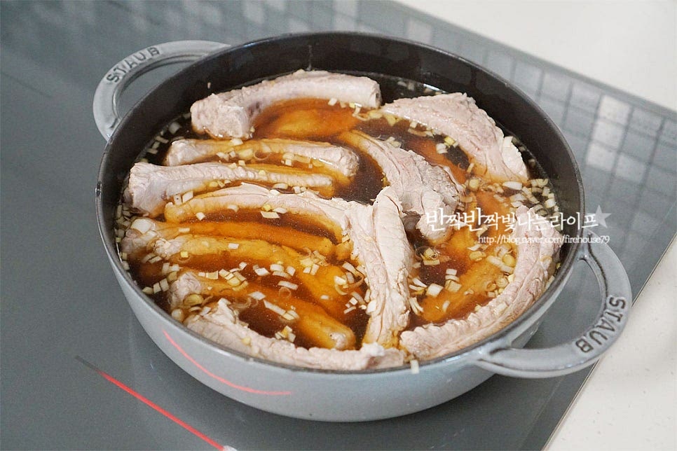 냄비에 양념과 물 600ml 데친 갈비를 넣어줍니다. 물의 양은 냄비와 화력에 따라 가감하여 주시면 됩니다. 끓어오르면 센 불로 15분 바글바글 끓여줍니다. 초반에 센 불로 익혀주면 간이 더 맛있게 스며들어요. 간이 스며들면서 색이 진해졌어요. 중불로 낮추어 푹 익혀줄 것인데요. 가장자리 뼈 부분이 보일 정도로 익혀주면 부드럽게 드실 수 있어요. 20~30분 푹 익혀준 뒤 무와 당근을 넣어줍니다. 당근이 절반 이상 익으면 버섯도 같이 넣어줍니다. 양념이 졸아들면서 모든 재료가 익으면 대파를 넣고 5분 더 끓여 마무리해줍니다. 간이 맛있게 스며들어 익었어요. 취향에 따라 국물을 자작하게 만드시면 밥을 비벼드셔도 별미입니다. 그릇에 수북이 담아 통깨 약간 뿌려주시면 푸짐하고 맛깔나 보인답니다. 영상도 같이 담았어요. 짭조름하면서도 달콤한 맛이 조화롭게 어우러져 아이가 정말 좋아해요. 한 가지 요리 만으로도 진정한 밥도둑이에요. 특히 뼈 부분이 약간 보이도록 푹 익어서 살과 분리가 잘 되어 더 맛이 좋아요. 다른 부위에 비해 퍽퍽하지 않고 부드러운 육즙 맛이 맛있답니다. 등갈비간장조림 맛있게 만들어 드세요^^ 끄읕 !