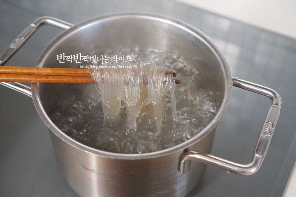 끓는 물에 불린 당면을 넣고 삶아줍니다. 3~4분 정도 익혀 삶아줍니다. 원래 삶는 시간보다 2분 정도 덜 삶아주었습니다. 당면 같은 경우 제품마다 익는 시간이 다르므로 패키지에 적힌 시간을 보고 익혀주세요. 찬물에 가볍게 헹구어 체에 밭쳐 물기를 털어줍니다. 팬에 진간장 4 큰 술, 흑설탕 2 큰 술 식용유 1/2 큰 술을 넣어줍니다. 색을 입혀주기 위해 흑설탕을 넣어주었어요. 설탕 종류에 따라 단맛에 차이가 있어 양을 가감하여 넣어주시면 됩니다. 삶은 당면을 넣고 2~3분 정도 볶다가 마지막에 부추를 넣고 잔열로 볶아 마무리해요. 부추는 숨이 금방 죽기 때문에 마지막에 넣고 볶아주었습니다. 삶은 면을 볶아 간을 해주면 양념도 잘 스며들고 식감도 퍼지지 않고 탱글 해요.