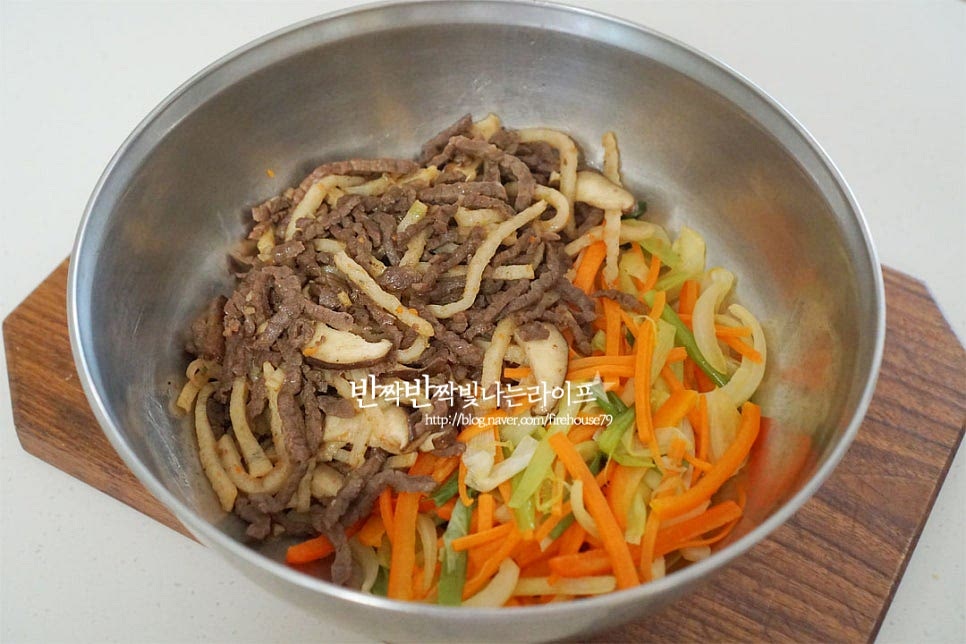 넓은 볼에 모두 넣어줍니다. 골고루 어우러지게 버무려준 뒤 간을 보고 부족한 간은 진간장과 올리고당으로 맞추어주고, 참기름 2 큰 술 듬뿍 넣어줍니다. 통깨를 뿌려 마무리해요. 먹음직스럽게 그릇에 담아줍니다. 바로 버무려 드셔도 좋고 양이 넉넉하다면 밀폐용기에 담아 냉장 보관하셨다가 달군 팬에 따로 기름을 두를 필요 없이 데워서 드시면 됩니다. 영상도 같이 담았어요. 당면은 미리 불려주어 탱글 하게 삶아주고, 야채와 버섯은 종류별로 색감 곱게 넣어주시고, 부추의 향긋한 맛을 살리기 위해 마지막에 넣어 짭조름하고 단맛을 조절하여 간해주시면 맛있는 간단잡채 레시피를 맛보실 수 있어요. 잔치음식으로 빠지지 않는 메뉴인만큼 푸짐하게 만들면 더 맛이 좋습니다. 부추 잡채 황금 레시피 맛있게 요리해 드세요^^ 끄읕 !