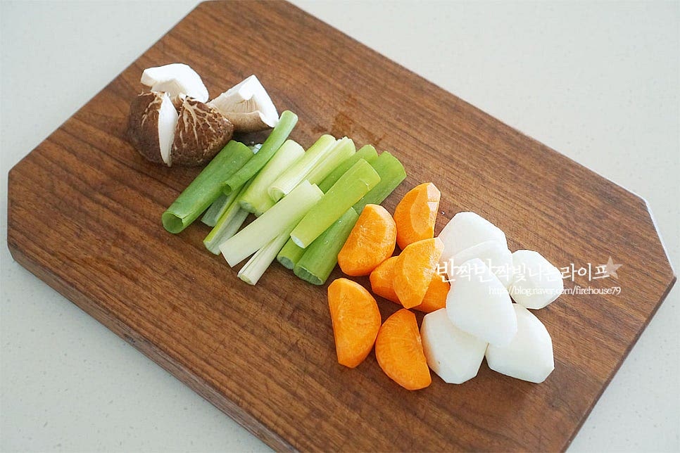 곁들일 채소와 버섯을 먹기 좋게 썰어주어요. 버섯은 4등분 하고, 대파는 5cm 길이로 큼직하게 썰어줍니다. 무와 당근은 큼직하게 잘라 모서리를 둥글게 다듬어 주었어요. 모서리를 다듬어주면 모양이 잘 부서지지 않는데요, 이 과정은 생략 가능합니다. 그 외 매운맛을 더해주시고 싶다면 고추를 송송 썰어 준비해 주세요.