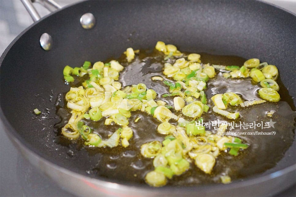 달군 팬에 식용유 4 큰 술 넉넉히 두르고 대파를 볶아 파기름을 만들어줍니다. 파기름으로 풍미를 더해준답니다. 대파가 타지 않게 불을 조절하여 향을 내어주세요. 저는 추가로 간마늘 1/2 큰 술을 넣었습니다. 마늘이 들어가면 향미를 더 살릴 수 있어요. 파기름을 만든 뒤 썰어둔 가지를 넣어줍니다. 처음에는 빳빳하게 어우러지지 않는 것 같지만 스펀지 같은 조직 내로 기름이 흡수되기 때문에 이내 부드럽게 볶아집니다. 기름을 잘 흡수하기 때문에 식용유를 적당히 넉넉하게 둘러주었습니다. 전제적으로 파기름이 흡수되어 적당하고 부드럽게 볶아줍니다. 너무 덜 익어도 양념이 어우러지지 않고 많이 익어도 숨이 금방 죽어버립니다. 숨이 적당히 부드러워지면 황설탕 1/2 큰 술을 넣어줍니다. 단맛과 짠맛 재료를 순서대로 넣어줍니다. 설탕이 코팅되면 굴소스 1 큰 술 진간장 2 큰 술을 넣어주세요. 굴 소스 하나면 감칠맛이 확 살아나죠. 양념재료가 뭉치지 않고 어우러지도록 볶아줍니다. 양념이 배면 썰어둔 고추를 넣고 가볍게 볶아요. 불을 끄고 참기름 1 큰 술, 통깨 약간 뿌려 마무리 완성합니다.