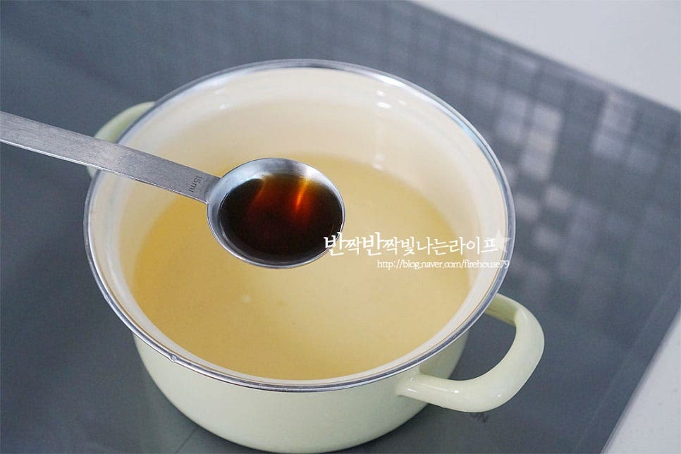 다시마 육수 500ml에 쯔유 5 큰 술 정도 넣어줍니다. 농축된 정도에 따라 진하기가 다르기 때문에 간을 보아가며 가감하여 주세요. 집에서 직접 만들려고 하면 꽤나 손이 많이 가기 때문에 간단하게 만들어 먹고 싶은 날엔 이렇게 준비해 주시면 우동국물 만들기 간편해요. 여기에 기호에 따라 고춧가루나 다진 마늘 약간 첨가해주셔도 좋고요. 바글바글 끓으면 오뎅과 유부, 표고버섯을 넣고 익혀줍니다. 재료에서 맛이 우러나 감칠맛이 더 풍부해진답니다. 일단 어묵 자체의 감칠맛이 있어 실패할 수가 없어요~ 재료가 모두 익게 끓여주어요.