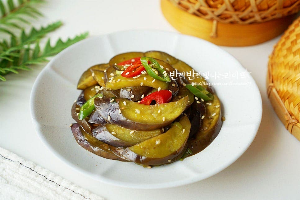 완성된 가지볶음을 푸짐하게 담아주었습니다. 매콤하게 고춧가루를 넣어도 맛있지만 굴소스로 풍미를 더해도 채소를 맛있게 맛볼 수 있어요. 제철 식재료로 만들어 맛있고 10분 컷으로 간단한 레시피로 완성할 수 있어요. 반찬으로 밥위에 올려서 먹으면 간도 짭조름하게 배고 식감과 맛을 더한 채소 반찬을 맛볼 수 있답니다. 기본 레시피를 참고하여 맛있게 만들어드세요. 끄읕 !