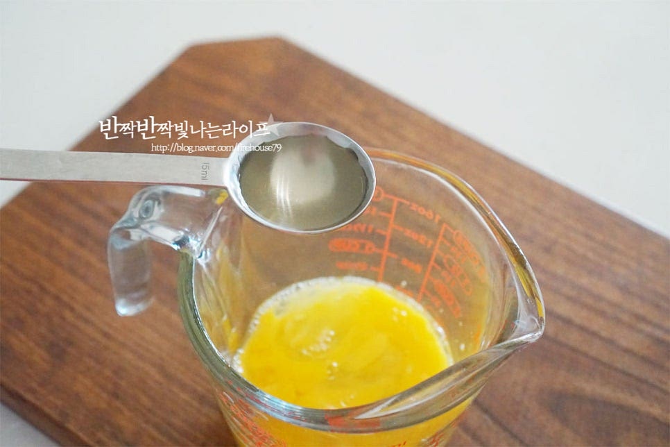 달걀을 볼에 깨뜨려 가볍게 풀어준 뒤 맛술 1 큰 술 넣어줍니다. 맛술을 넣어 비린내를 잡아줍니다. 젓가락으로 저어 풀어줍니다. 알끈을 제거해 주어야 더 보드랍고 촉촉한 맛으로 만들 수 있어 체에 곱게 내려주면 식감이 맛나요. 따로 야채없이 보드랍게 만들었는데 냉장고 속 자투리 채소를 잘게 다져 넣어주셔도 식감과 색이 곱습니다.