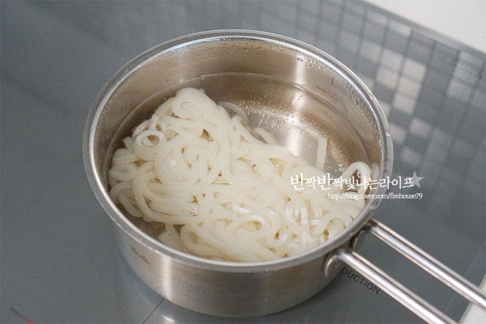 바글바글 끓는 물에 면을 넣은 뒤 1~2분 삶아줍니다. 넣자마자 면을 풀어주려고 하면 면이 끊어지기 쉬워 바글바글 끓으면서 자연스럽게 풀리면 젓가락으로 살살 저어줍니다.