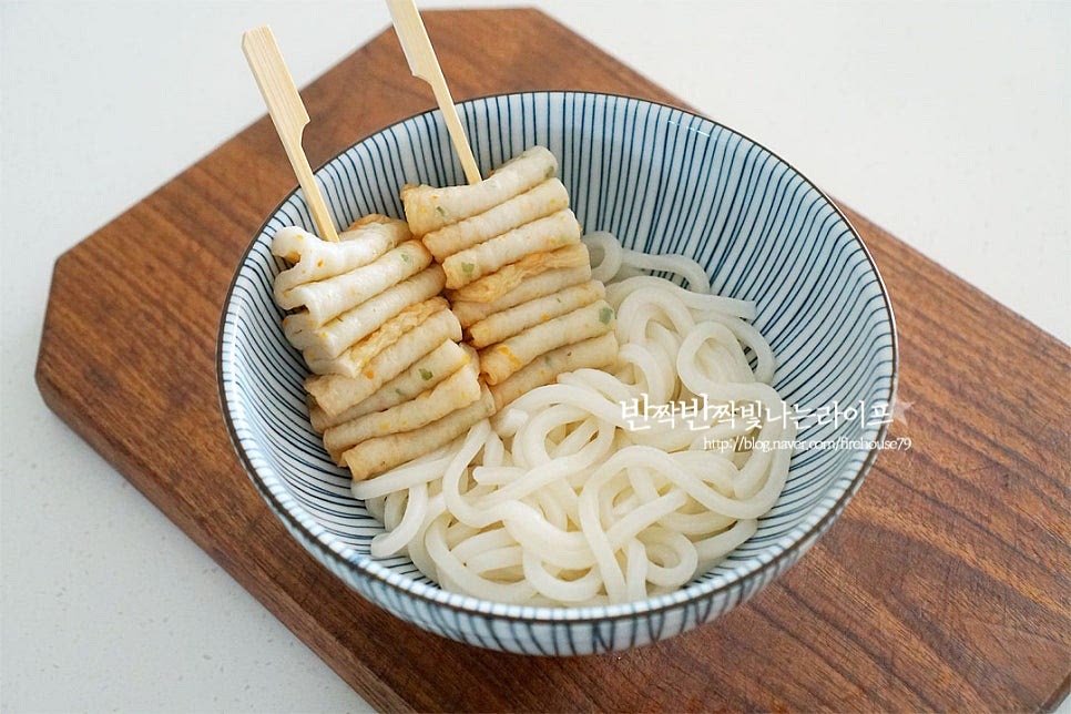 그릇에 삶은 면과 재료를 담고 육수를 부어주면 완성입니다. 향긋한 쑥갓을 같이 넣으면 먹음직스러움과 동시에 맛도 더 좋아져요. 없다면 생략 가능하고 대파를 마지막에 올려주셔도 좋습니다. 바로 끓여 만들어 따끈한 맛은 호로록호로록 면치기 하게 만들죠. 아이도 좋아하는 요리라 갑자기 먹고 싶다고 하면 이렇게 후다닥 만들어주곤 한답니다. 영상도 같이 담았어요. 어묵우동 만드는법 나무꼬치를 활용하면 맛도 좋고 보기도 더 근사하답니다. 깔끔하게 감칠맛 나는 맛이 좋아요. 꼬치어묵 우동 만들기 집에서도 맛있게 만들어 드세요^^ 끄읕 !