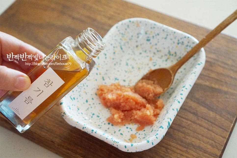 명란젓은 가운데 칼집을 넣어 알만 살살 발라내어준 뒤 참기름 1/2 작은 술 넣고 버무려줍니다. 재료 자체의 감칠맛이 깊어 다른 양념은 넣지 않았어요. 저염이라 1개를 손질하여 넣어주었는데 짠맛에 따라 간을 조절해주셔야 짜지않게 짭조름한 맛이 어우러져요.