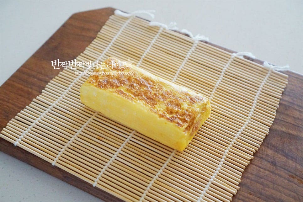 따뜻할 때 김발에 돌돌 말아 모양을 잡아줍니다. 이 과정은 생략 가능한데 김발에 말아서 고정해주면 썰 때 곱게 자를 수 있어요. 한입에 드시기 좋도록 일정한 크기로 두툼하게 잘라줍니다. 같이 먹음 맛의 풍미를 더해주는 마요네즈를 곁들이면 고소함이 배가 되어요. 송송 썬 쪽파와 마요네즈를 올려주면 계란말이 레시피 완성이에요. 기본 계란말이에 명란을 더해주니 든든하고 풍성해졌어요. 영상도 같이 담았어요. 부드럽고 고소한 계란말이에 짭조름한 명란젓을 넣어 만들어 따로 간을 하지 않아도 딱 간이 좋은데요. 알알이 씹히는 감칠맛이 매력적이에요. 마요네즈와 같이 먹음 잘 어울린답니다~ 명란계란말이 만드는 법 맛있게 만들어 드세요^^ 끄읕 !