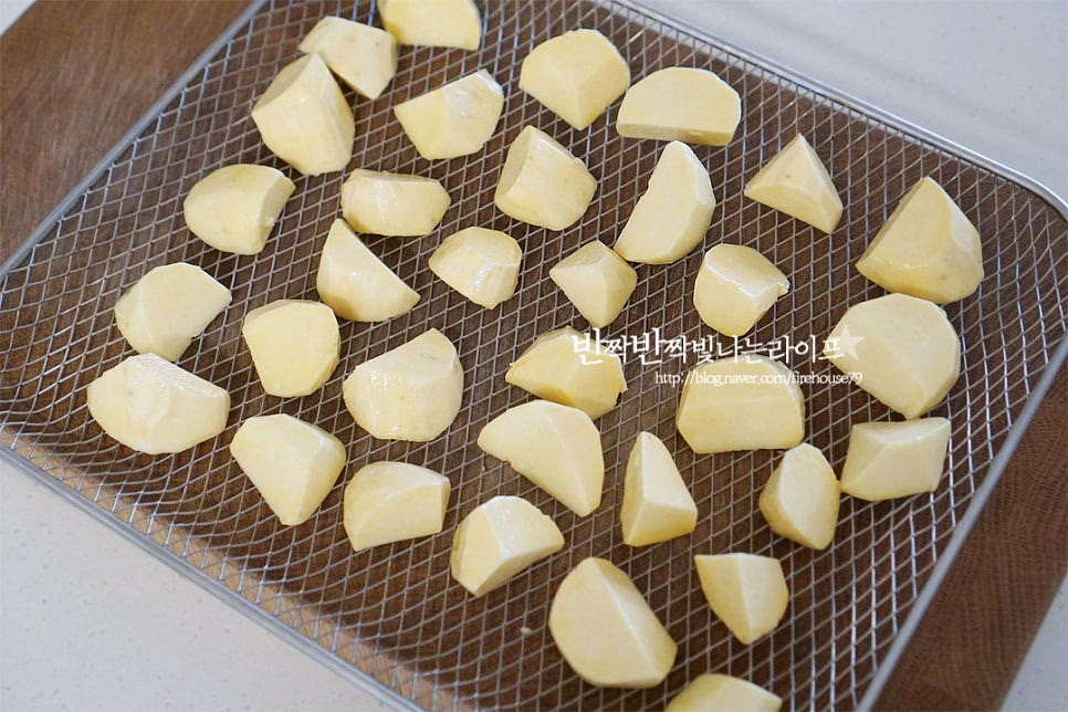 트레이에 겹치지 않도록 하나씩 올려줍니다. 겹친 부분은 덜 익거나 눅눅해질 수 있으니 간격을 두고 올려주면 됩니다. 에어프라이어에 넣고 180도 15분 조리해 줍니다. 크기나 기기의 사양에 따라 온도와 시간은 조절해 줍니다. 10분 정도 튀긴 뒤 뒤집어 5분 더 조리해주었습니다. 15분 구워주니 겉바속촉으로 달콤 고소하게 노릇노릇 익었습니다. 익은 정도를 알고 싶다면 젓가락이나 이쑤시개로 살짝 찔러보셔도 됩니다.