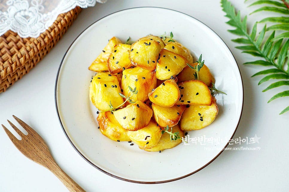 식힌 뒤 접시에 푸짐하게 담아 완성합니다. 한입 베어 물면 소리부터 바삭한 게 손으로 집어먹어도 묻지 않을 정도로 달콤하게 시럽이 굳었습니다. 바삭하면서도 속은 촉촉하고 달콤한게 가을에 맛보는 간식으로 이만한 게 없어요. 찐고구마도 좋아하지만 맛탕의 겉바속촉 맛은 언제 먹어도 달달합니다. 식용유에 버무려 에프에 노릇노릇 튀기면 간단하고 설탕시럽을 녹여 코팅해 굳히면 바삭 맛볼 수 있답니다. 맛있게 만들어드세요. 끄읕 !