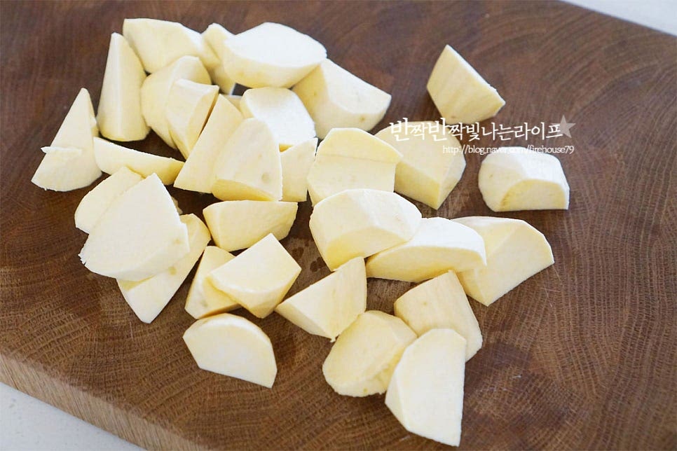 한입에 먹기 좋은 크기로 썰어줍니다. 겉의 바삭한 식감을 살리기 위해 모서리 부분을 살려 어슷하게 썰었습니다. 연필 깍듯이 너무 크지 않은 한 입 크기로 자르면 됩니다. 너무 커도 익는데 시간이 오래 걸립니다. 바로 요리하는 것보다 넉넉한 크기의 볼에 재료가 잠길 정도로 물을 붓고 살짝 흔들어 씻어 전분을 제거해 줍니다. 물에 계속 담그면 싱거워질 수 있으니 뽀얀 물이 나오지 않게 맑게 씻어내어 줍니다. 전분을 제거해 주면 식감이 더 맛이 좋습니다. 물로 씻은 뒤 키친타월에 올려 물기를 꼼꼼하게 제거해줍니다. 물기가 들어가면 눅눅해지니 겉의 물기를 제거한 후 튀겨줍니다.