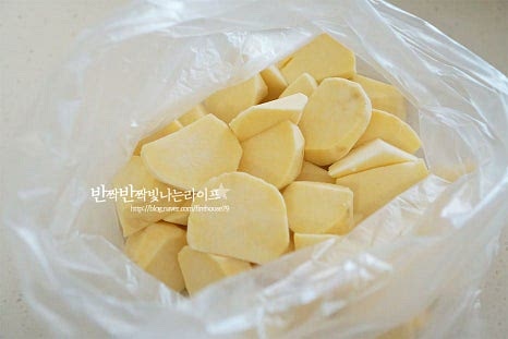 달군 팬에 기름을 둘고 튀겨도 되지만 기름을 적게 사용해 에프로 튀겨줄 것이라 식용유를 골고루 발라줍니다. 비닐팩에 담은 뒤 식용유 1~2 큰 술을 둘러줍니다. 비닐 입구를 잡고 흔들어 전체적으로 골고루 코팅될 수 있도록 해줍니다. 스프레이형 오일을 사용해 뿌려주셔도 좋습니다. 골고루 오일을 버무려야 겉이 맛있게 익어요.